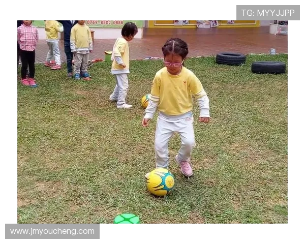 足球明星的奇趣时刻吹气球挑战赛引发热潮