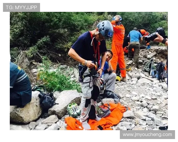 足球明星受伤瞬间的真实画面揭示运动背后的艰辛与挑战